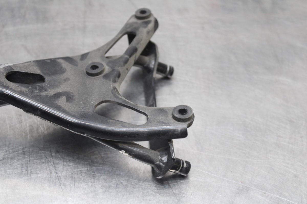 98 KAWASAKI NINJA ZX6 UPPER GAUGES STAY BRACKET BB870