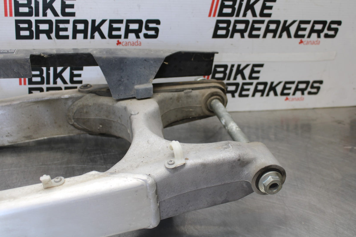 98-05 HONDA SUPER HAWK 1000 VTR1000F REAR SWINGARM SUSPENSION SWING ARM BB924