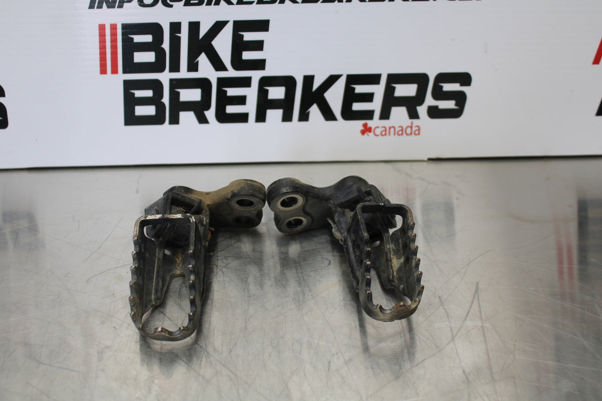 19 YAMAHA TTR230 LEFT RIGHT FOOT RESTS PEGS  BB146