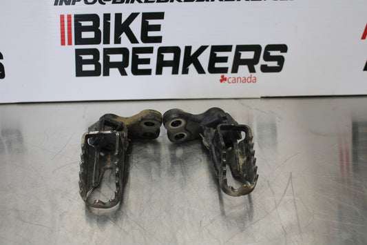19 YAMAHA TTR230 LEFT RIGHT FOOT RESTS PEGS  BB146