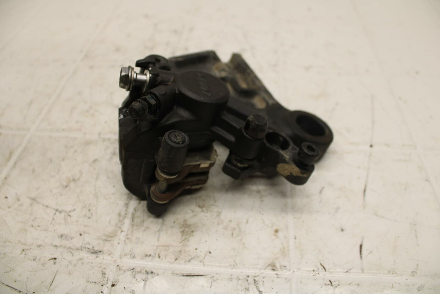 19-20 KAWASAKI NINJA ZX6R REAR BACK BRAKE CALIPER W MOUNT BRACKET BB407