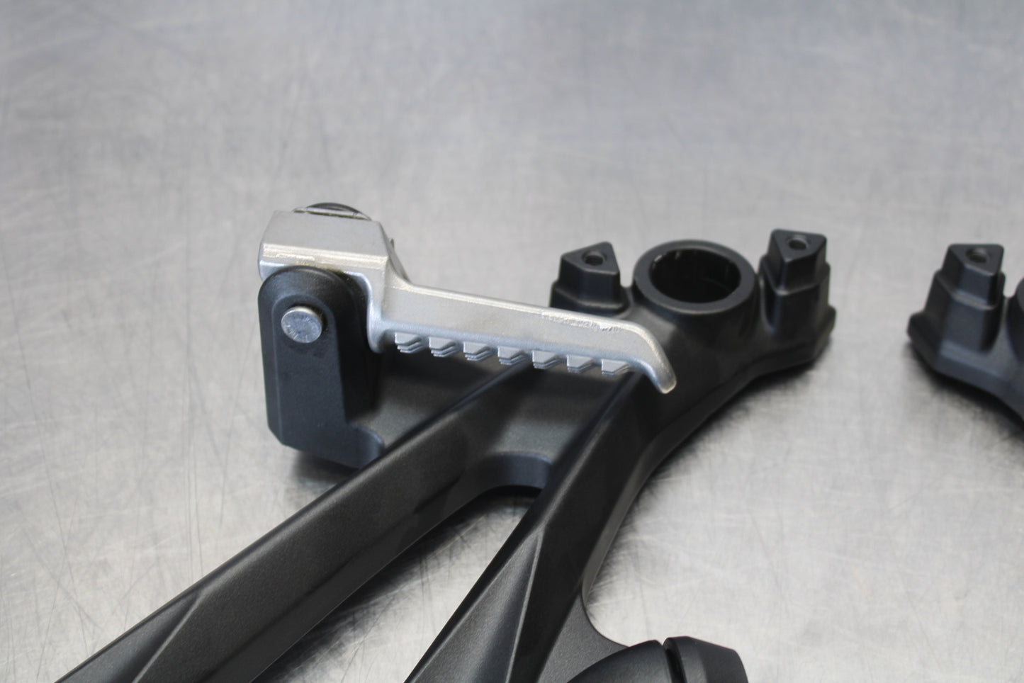 23-24 KAWASAKI NINJA ZX14R REAR BACK PASSENGER PEG SET PAIR BB169