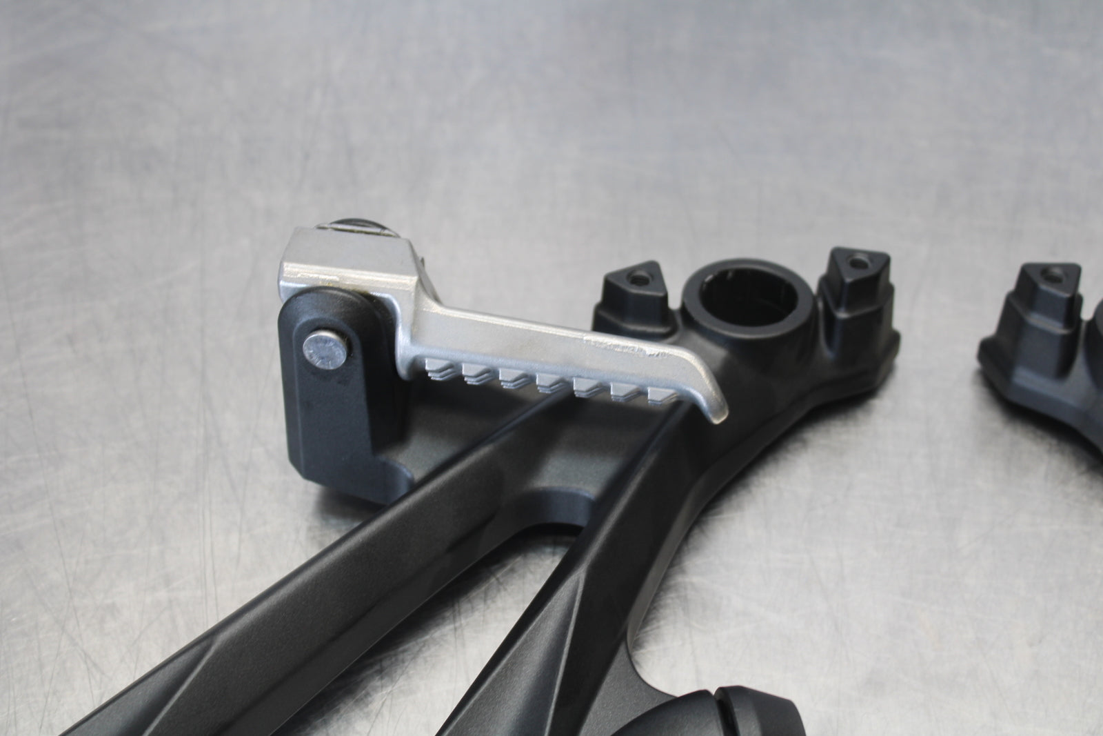 23-24 KAWASAKI NINJA ZX14R REAR BACK PASSENGER PEG SET PAIR BB169