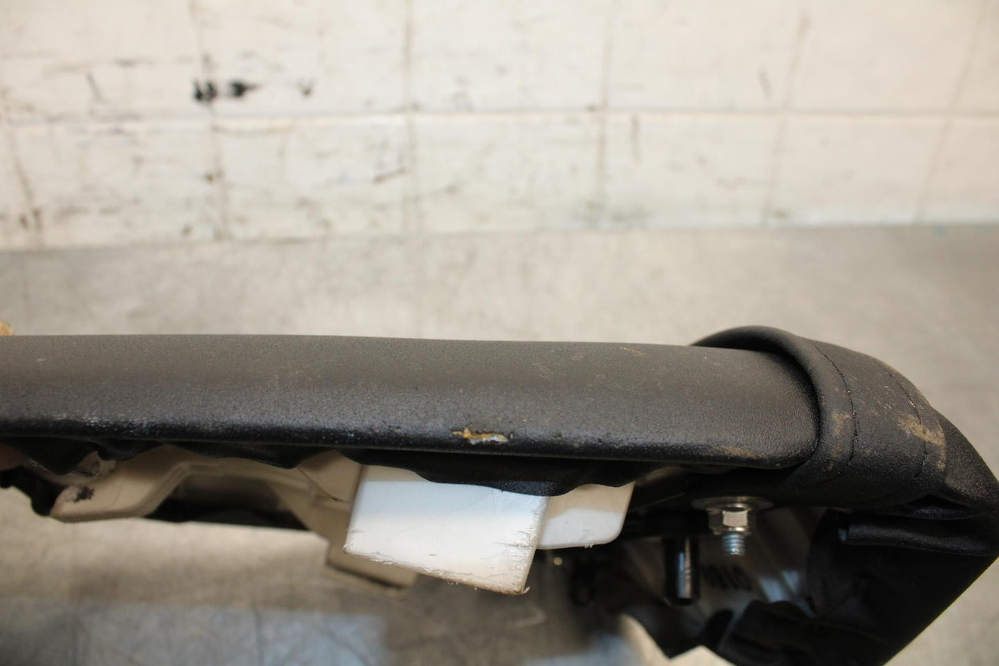 2009 Kawasaki Ninja ZX6R ZX600R REAR BACK PASSENGER TANDEM SEAT PAD SADDLE BB548