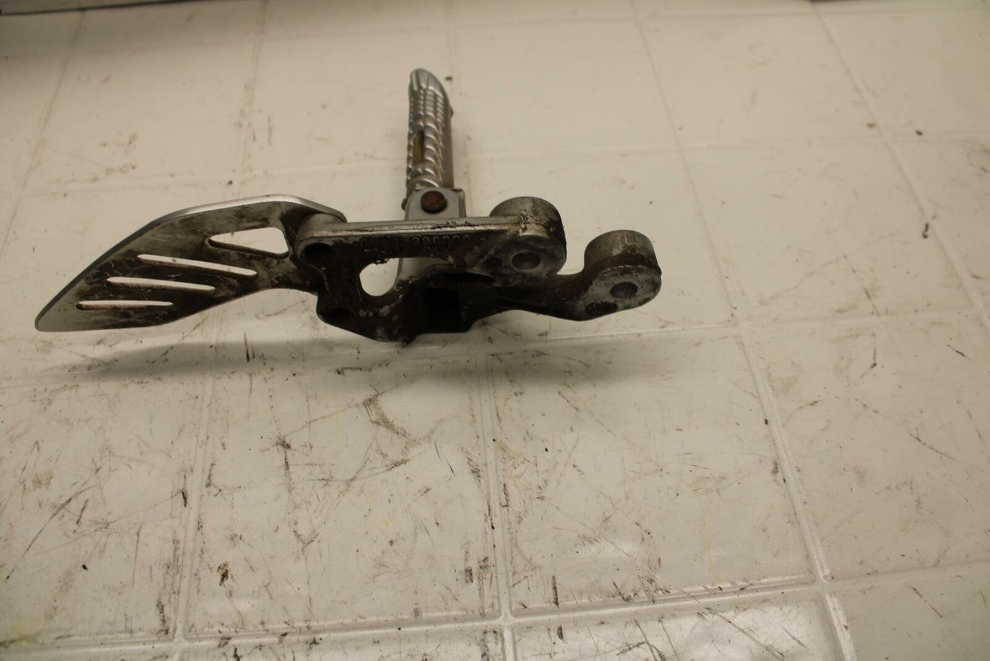 06-07 SUZUKI GSXR750 LEFT REARSET REAR SET DRIVER FOOT PEG BRACKET MOUNT BB300 B