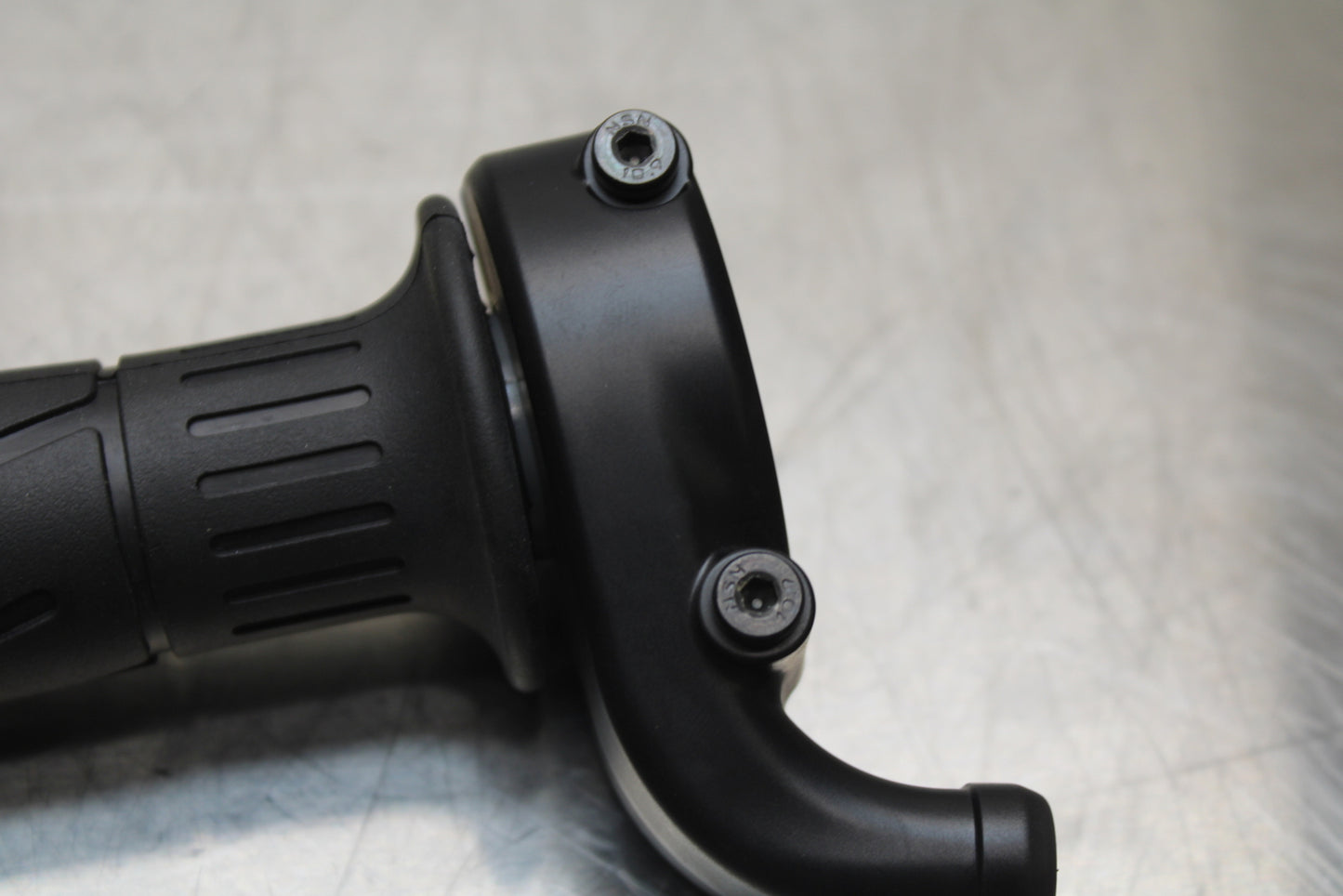 23-24 KAWASAKI NINJA ZX14R NEW!! THROTTLE CABLE LINE HOUSING GUIDE BB141