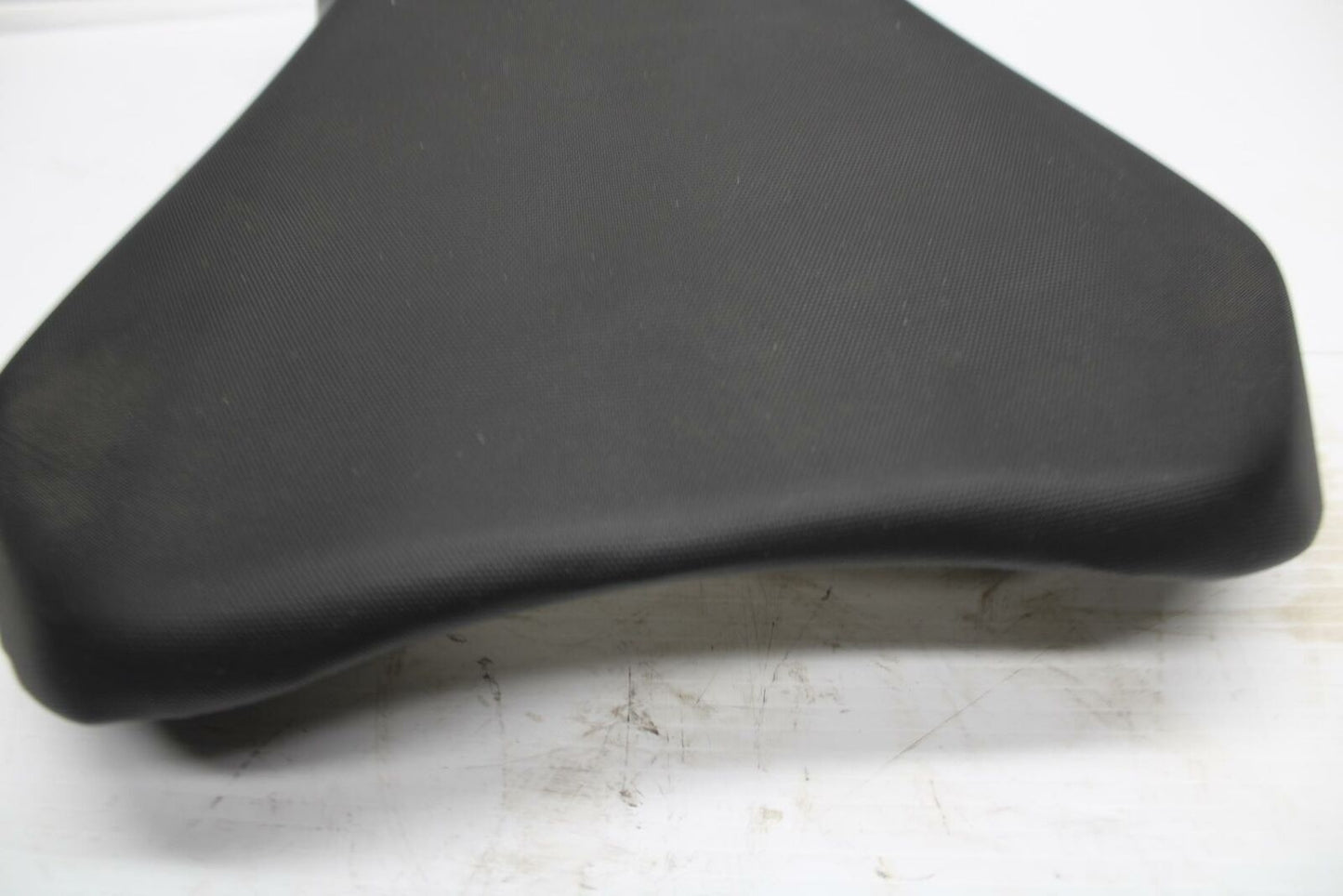 11-19 SUZUKI GSXR600 FRONT DRIVERS SEAT  SADDLE PILLION 45100-14J10-DW2 BB 241