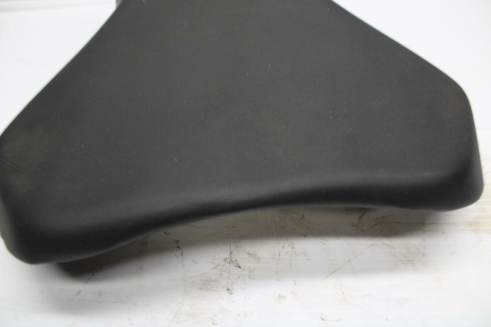 11-19 SUZUKI GSXR600 FRONT DRIVERS SEAT  SADDLE PILLION 45100-14J10-DW2 BB 241
