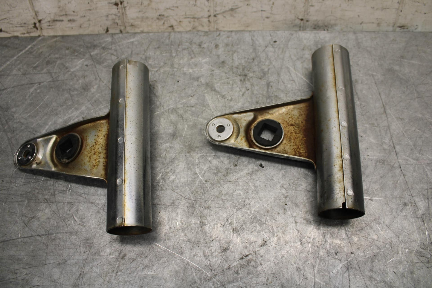 1982 Suzuki GS450L SINGLE HEADLIGHT HEAD LAMP LIGHT BRACKETS BB52