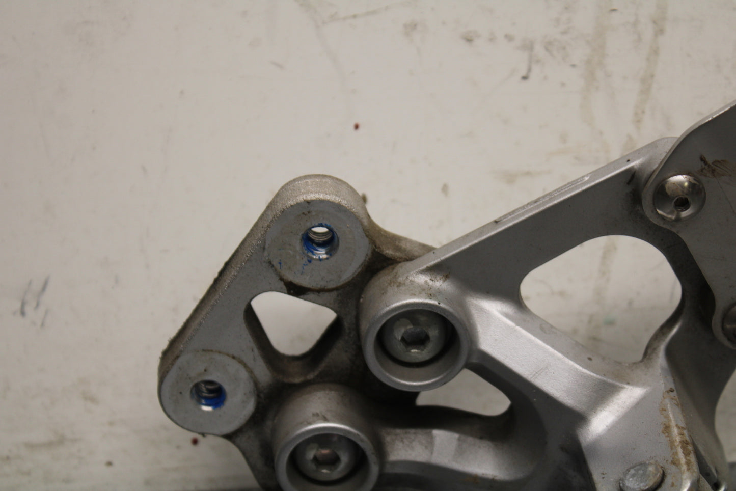 09 SUZUKI GSXR600 LEFT REARSET REAR SET DRIVER FOOT PEG REST STOP BB759