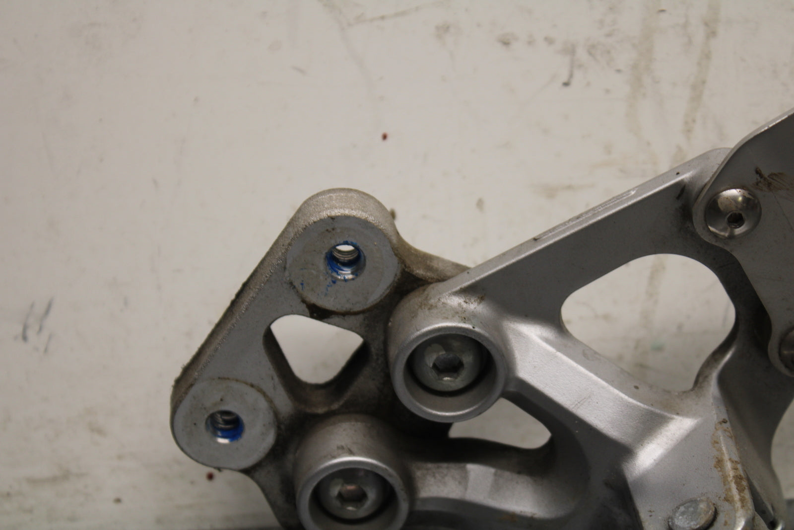 09 SUZUKI GSXR600 LEFT REARSET REAR SET DRIVER FOOT PEG REST STOP BB759