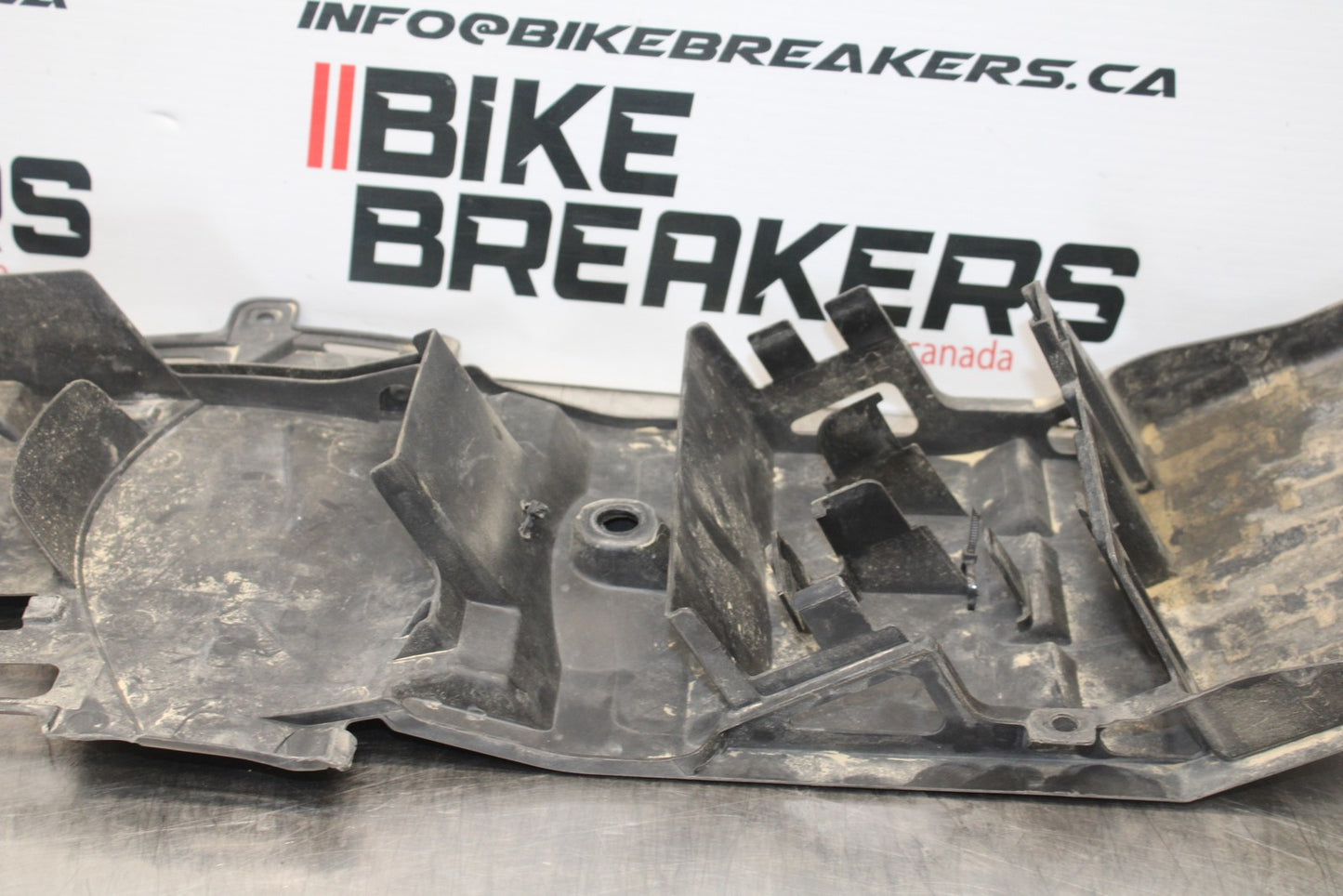 11-22 SUZUKI GSXR 600  REAR BACK TAIL UNDERTAIL BATTERY TRAY PLASTIC BB193