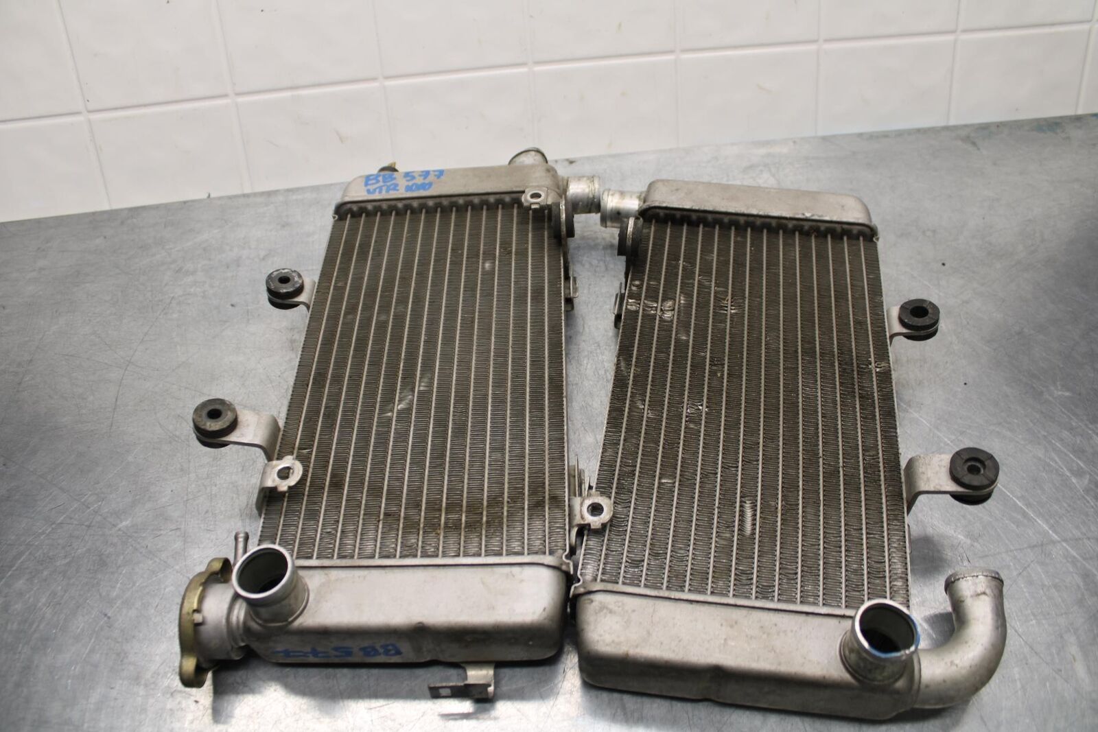 2000 Honda Super Hawk 1000 VTR1000F ENGINE RADIATOR MOTOR COOLER COOLING BB577