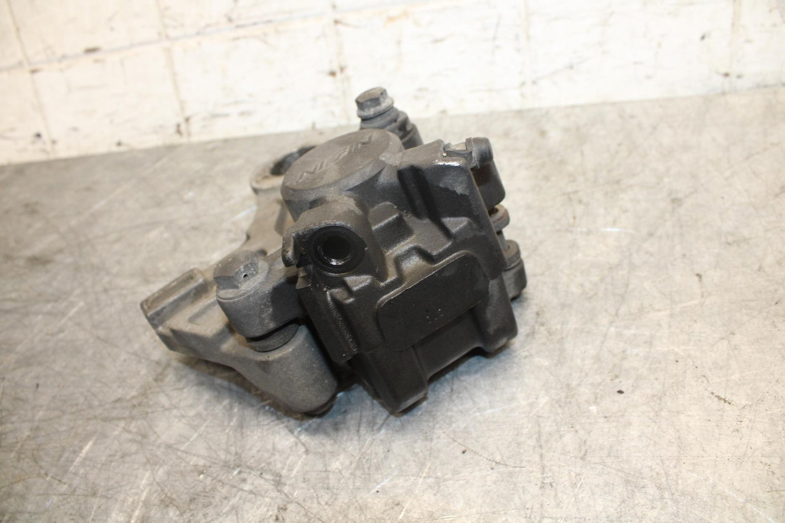 2003 Yamaha YZF R6 REAR BACK BRAKE CALIPER W MOUNT BRACKET BB539