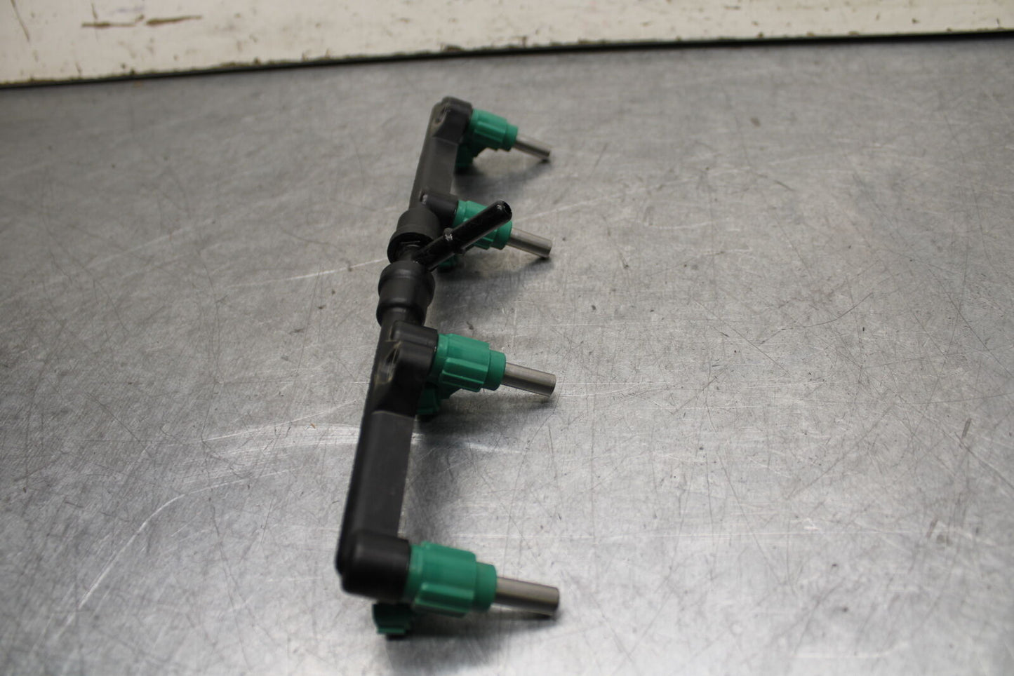 16 KAWASAKI NINJA ZX10R FUEL INJECTOR RAIL AIR BOX BB650