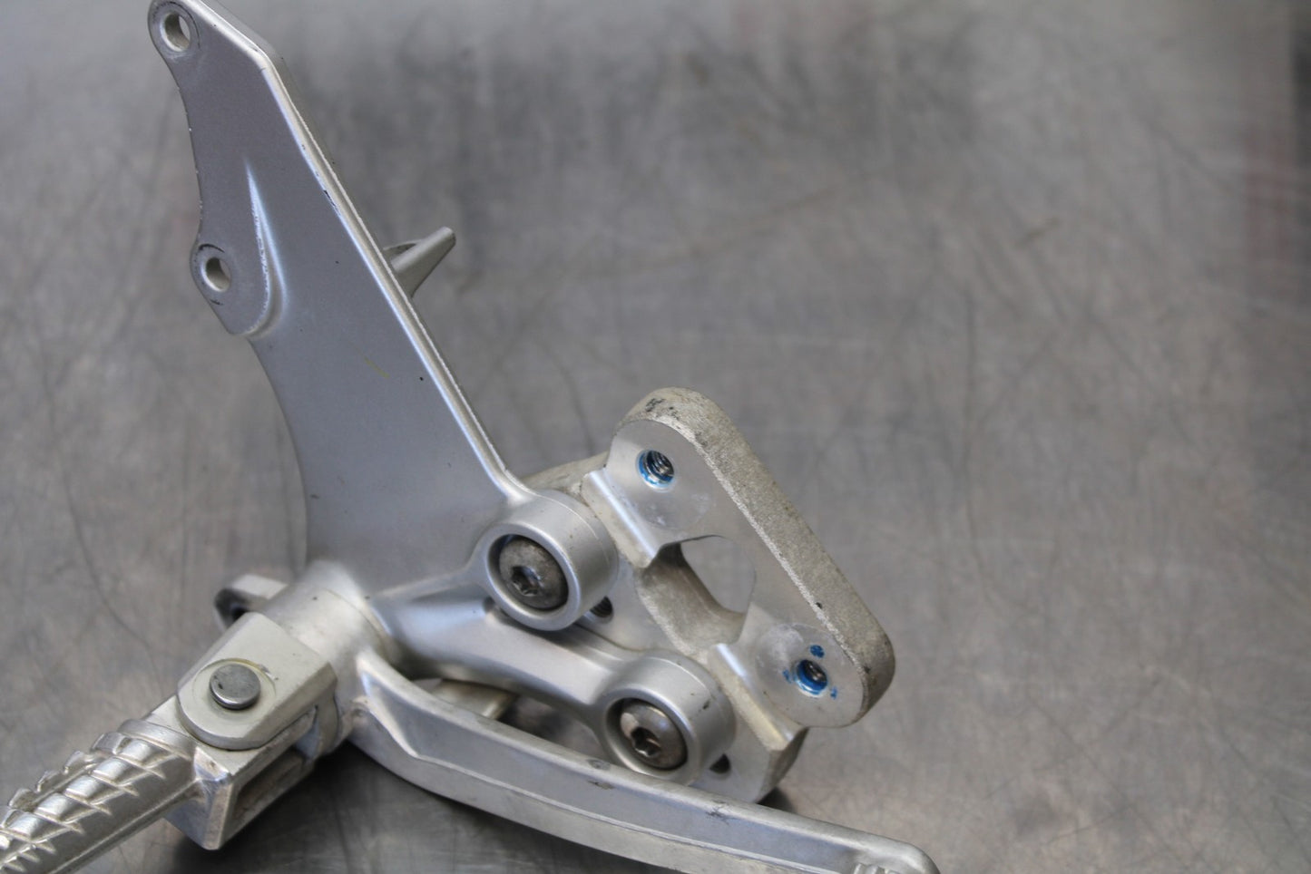 06-07 SUZUKI GSXR 600 RIGHT REARSET REAR SET DRIVER FOOT PEG REST STOP BB170