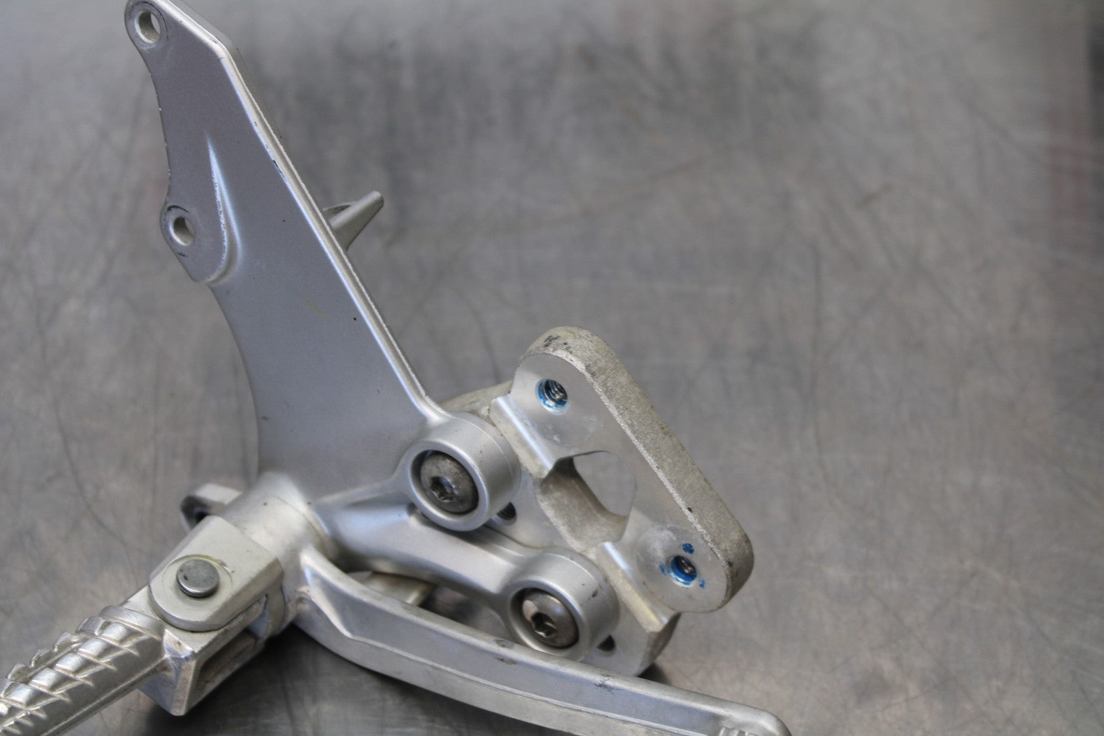 06-07 SUZUKI GSXR 600 RIGHT REARSET REAR SET DRIVER FOOT PEG REST STOP BB170