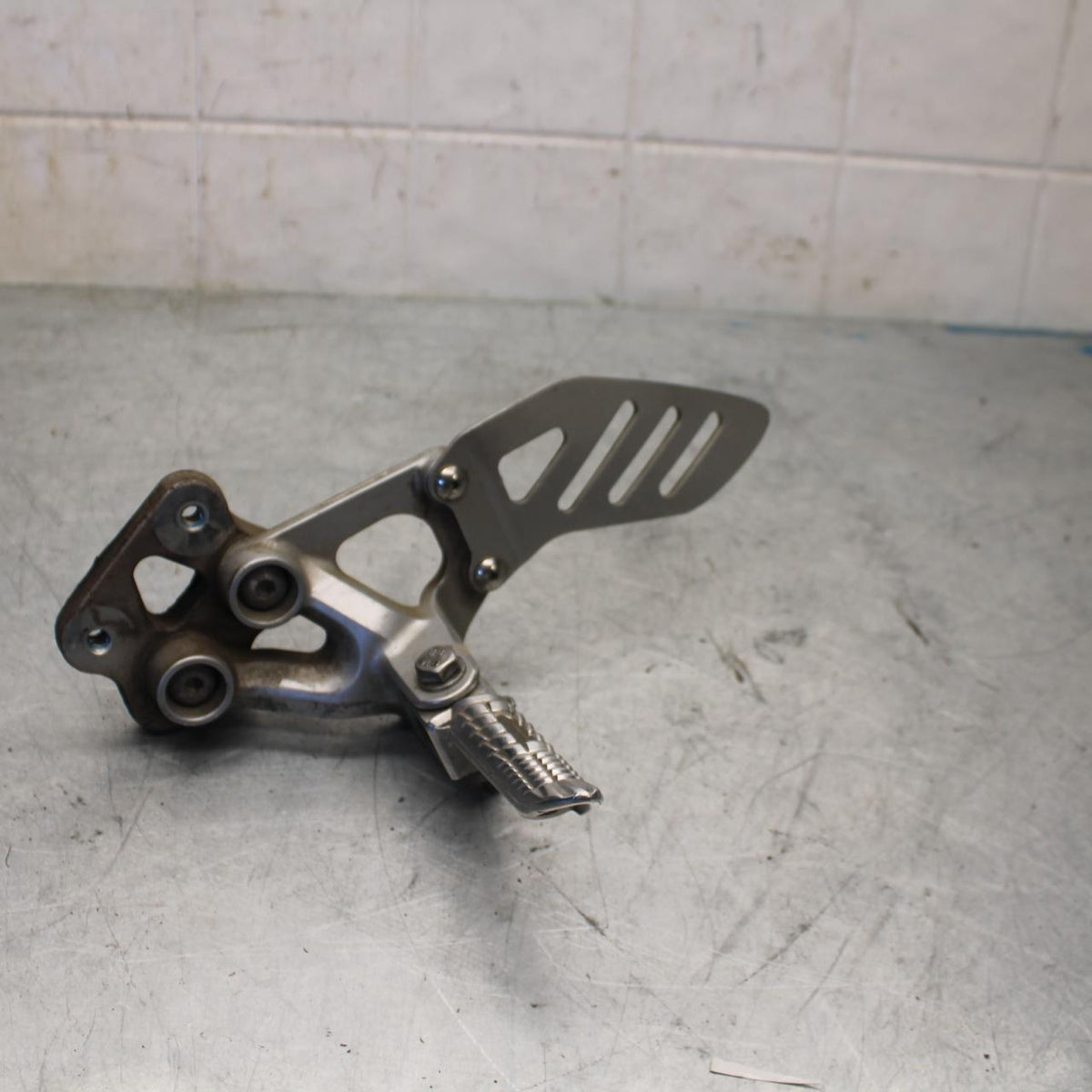 06-07 SUZUKI GSXR750 LEFT REARSET REAR SET DRIVER FOOT PEG REST STOP BB424