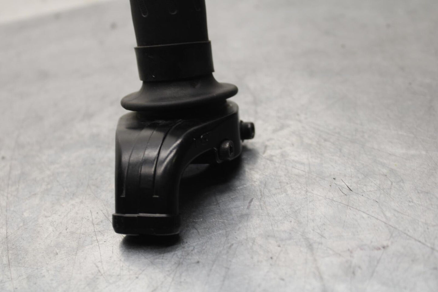 20-21 YAMAHA XSR900 RIGHT THROTTLE GRIP BB599