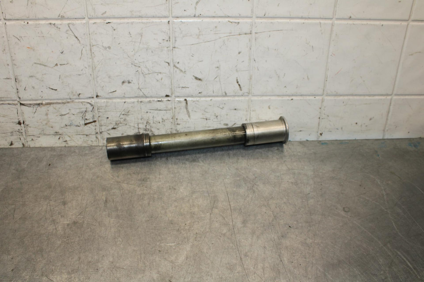 2001 Suzuki GSXR750 FRONT WHEEL RIM AXLE BOLT 54711-35F00 54711-35F10  BB553
