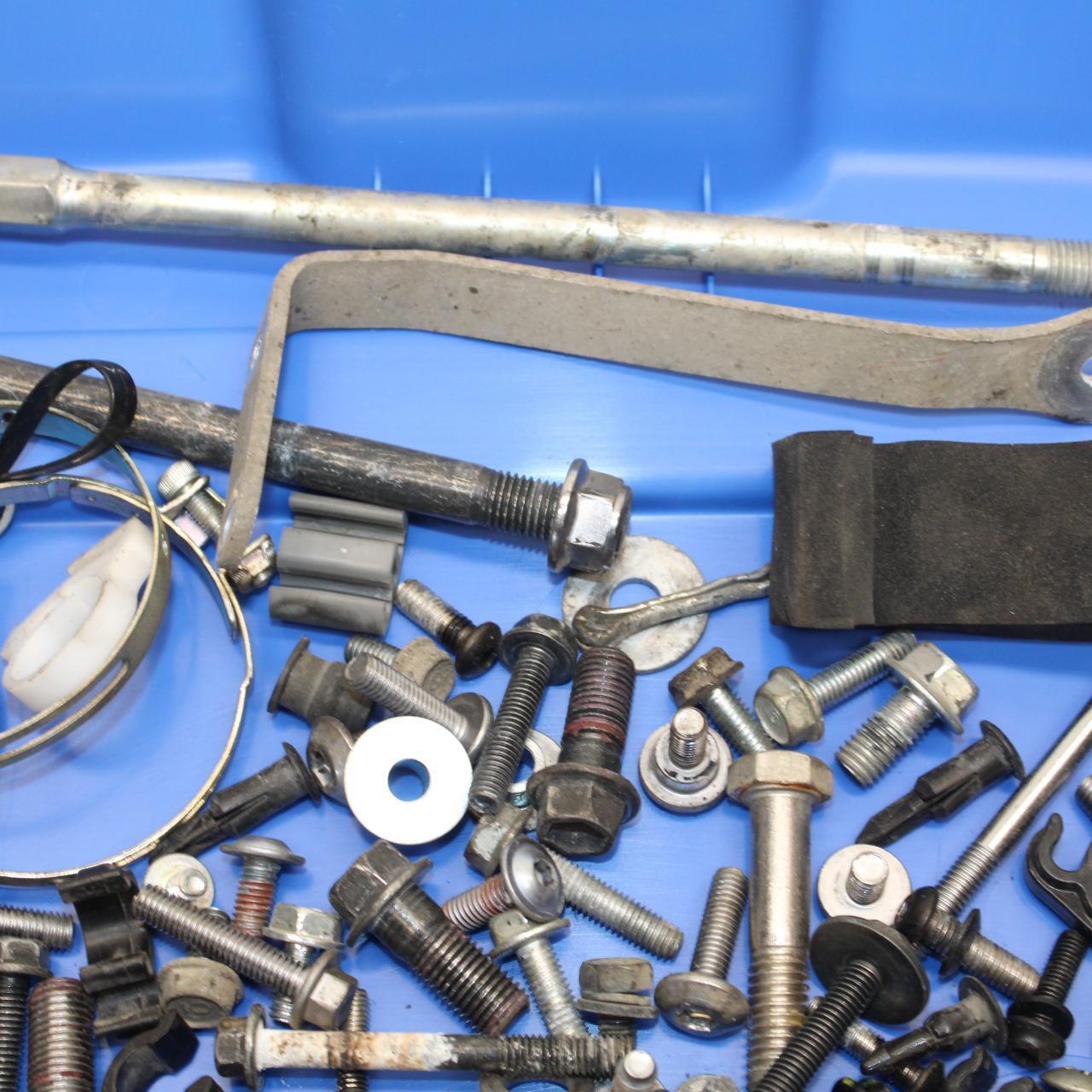 21 KAWASAKI NINJA ZX6R MISCELLANEOUS MOUNTING BOLTS HARDWARE MOTOR SCREWS BB647