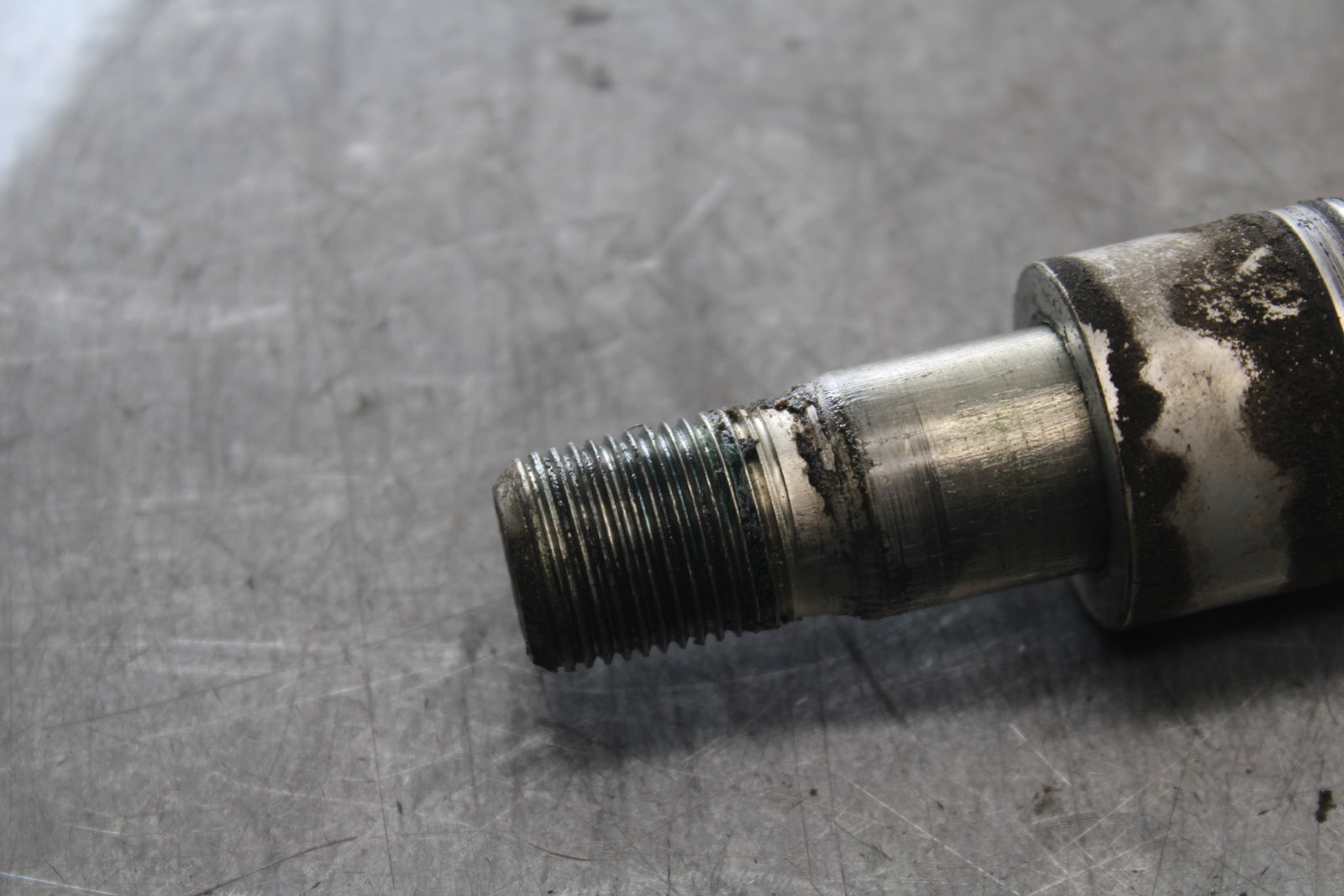 07-08 TRIUMPH DAYTONA 675 FRONT WHEEL RIM AXLE PIVOT BOLT BB685