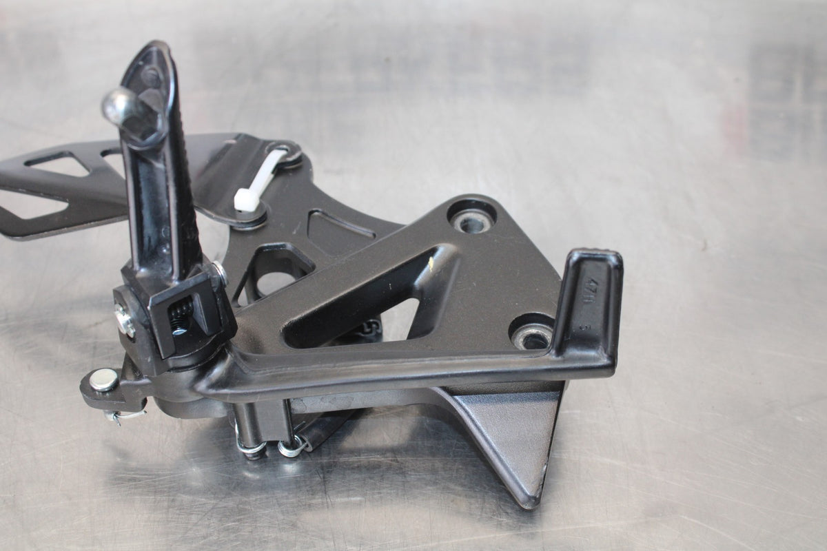 18 SUZUKI GSXR1000 RIGHT REARSET REAR SET DRIVER FOOT PEG REST STOP BB642