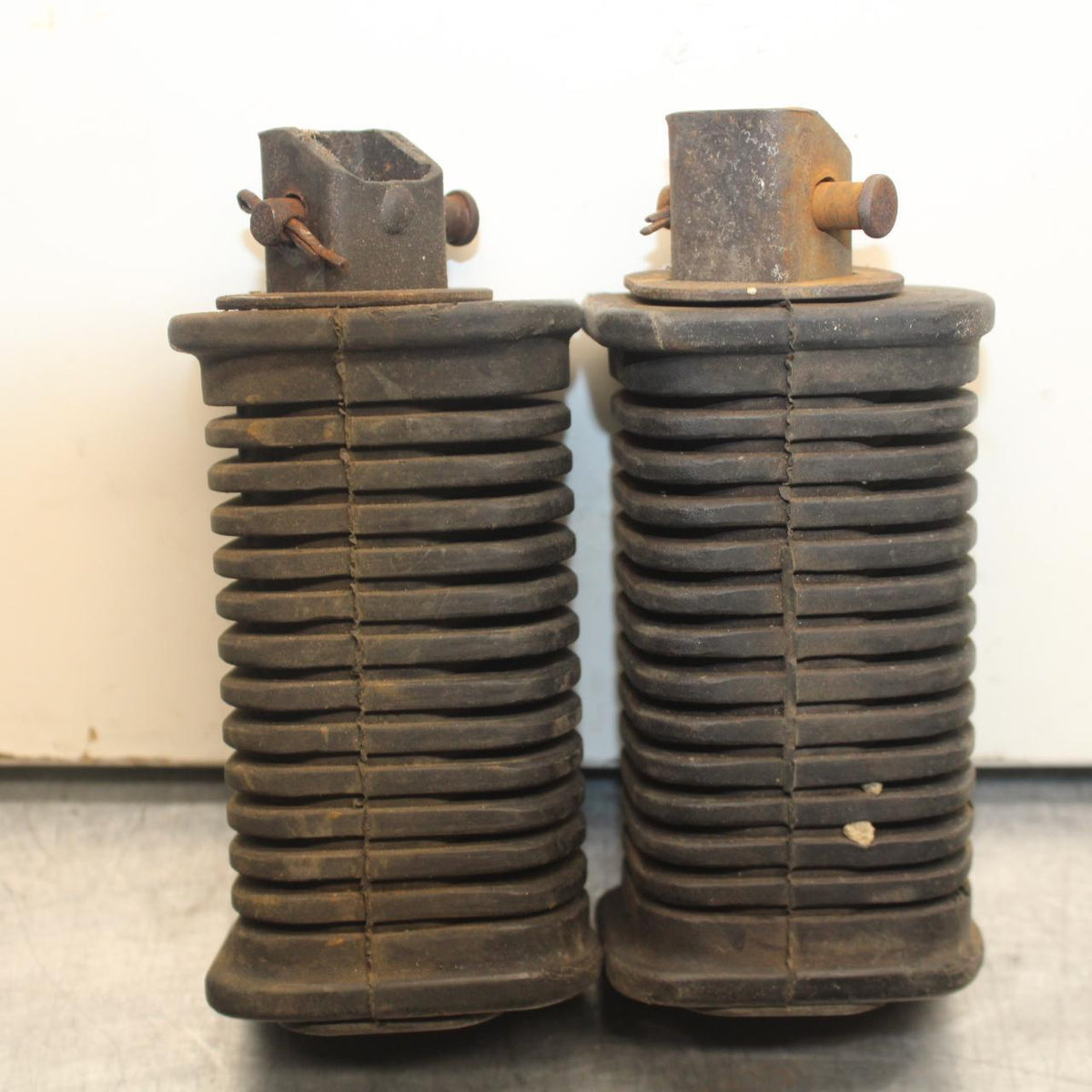 80-83 SUZUKI GS750E REAR BACK PASSENGER PEG SET PAIR BB82