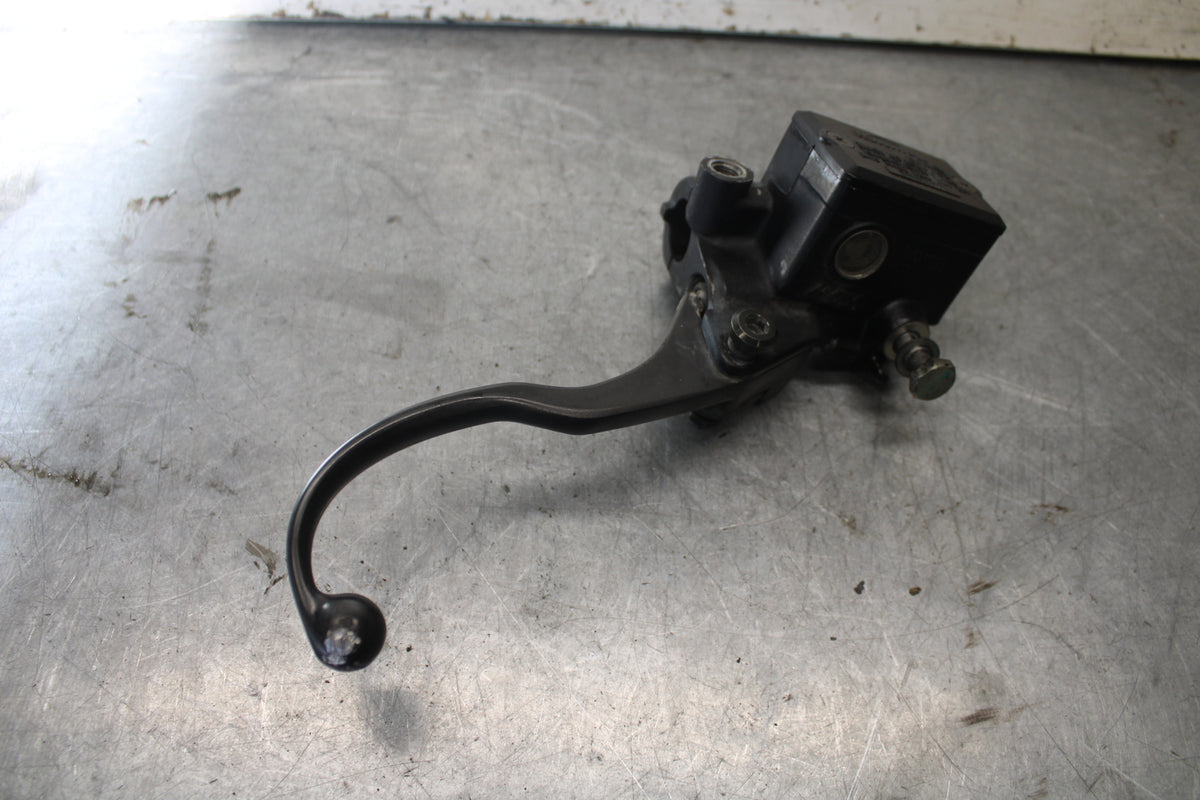 01-06 TRIUMPH TIGER 955I FRONT BRAKE MASTER CYLINDER w/ LEVER  BB693