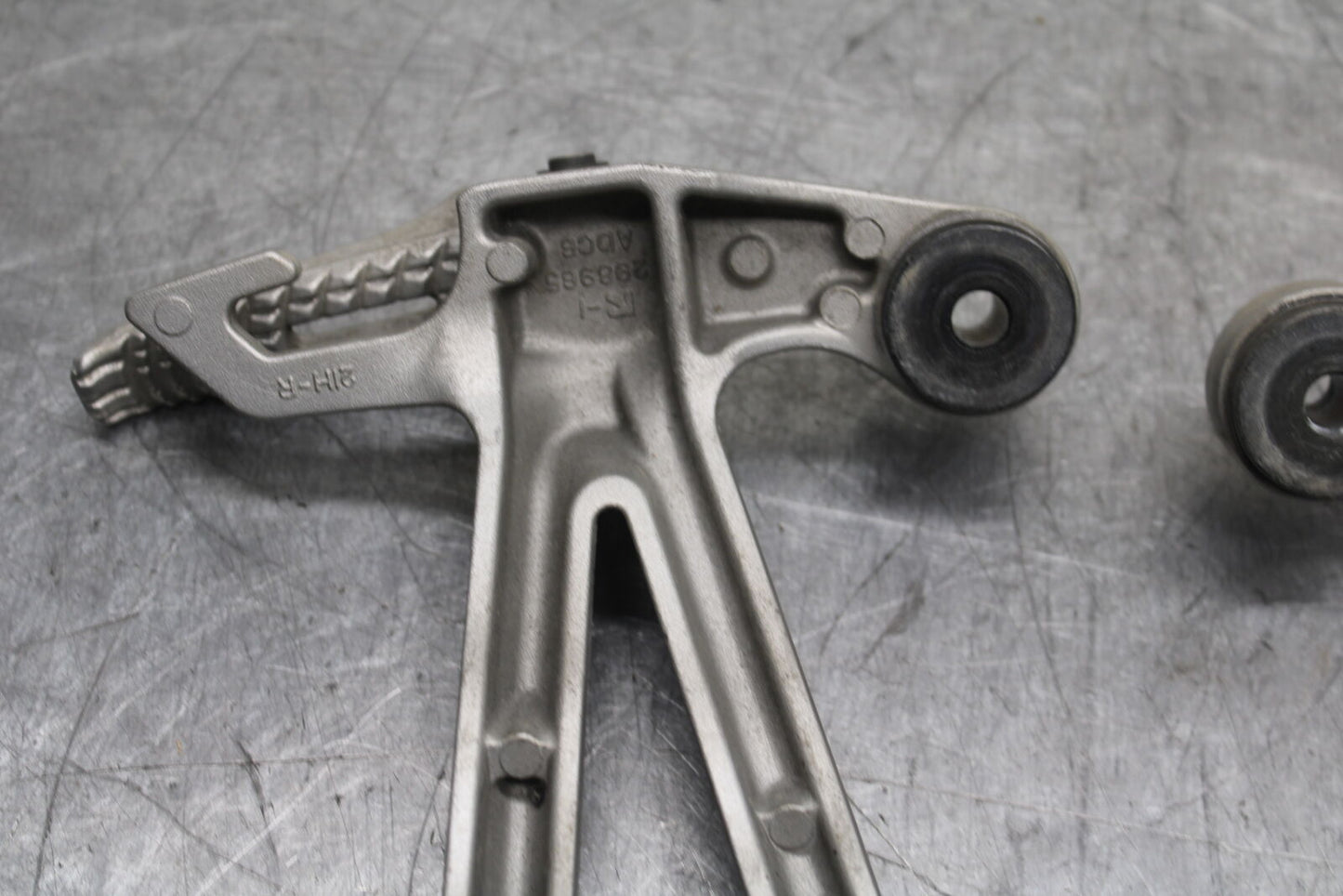 05-08 SUZUKI GSXR1000 REAR BACK PASSENGER PEG SET PAIR BB113