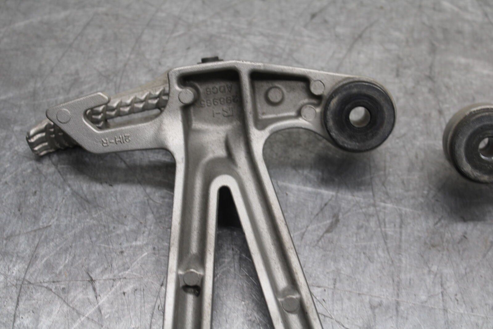 05-08 SUZUKI GSXR1000 REAR BACK PASSENGER PEG SET PAIR BB113