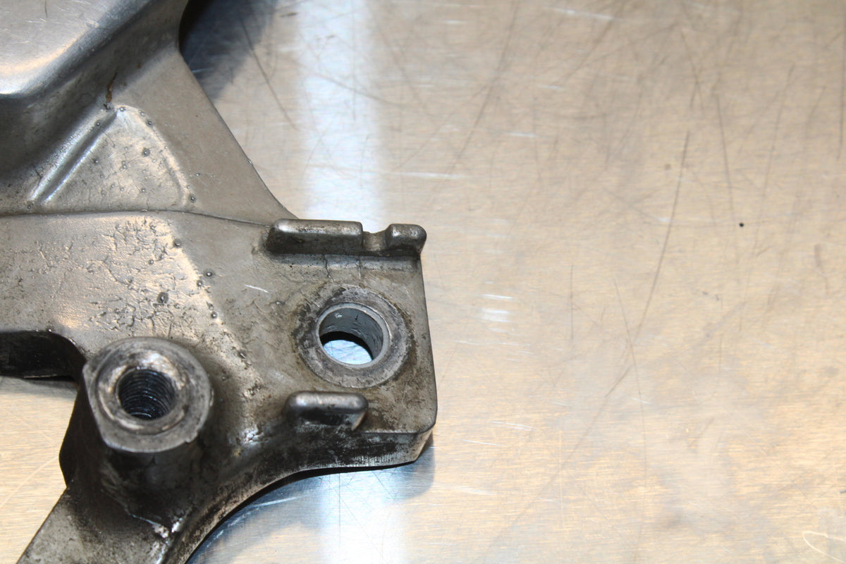 96 YAMAHA YZF750R LEFT REARSET REAR SET DRIVER FOOT PEG BRACKET MOUNT BB137