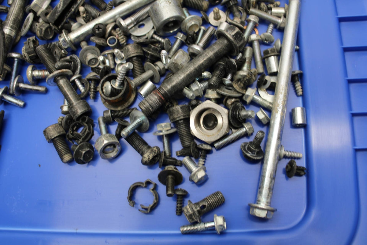 19 YAMAHA YZF R3 LEFTOVER BOLTS HARDWARE MOTOR SCREWS AND MISC. BB56