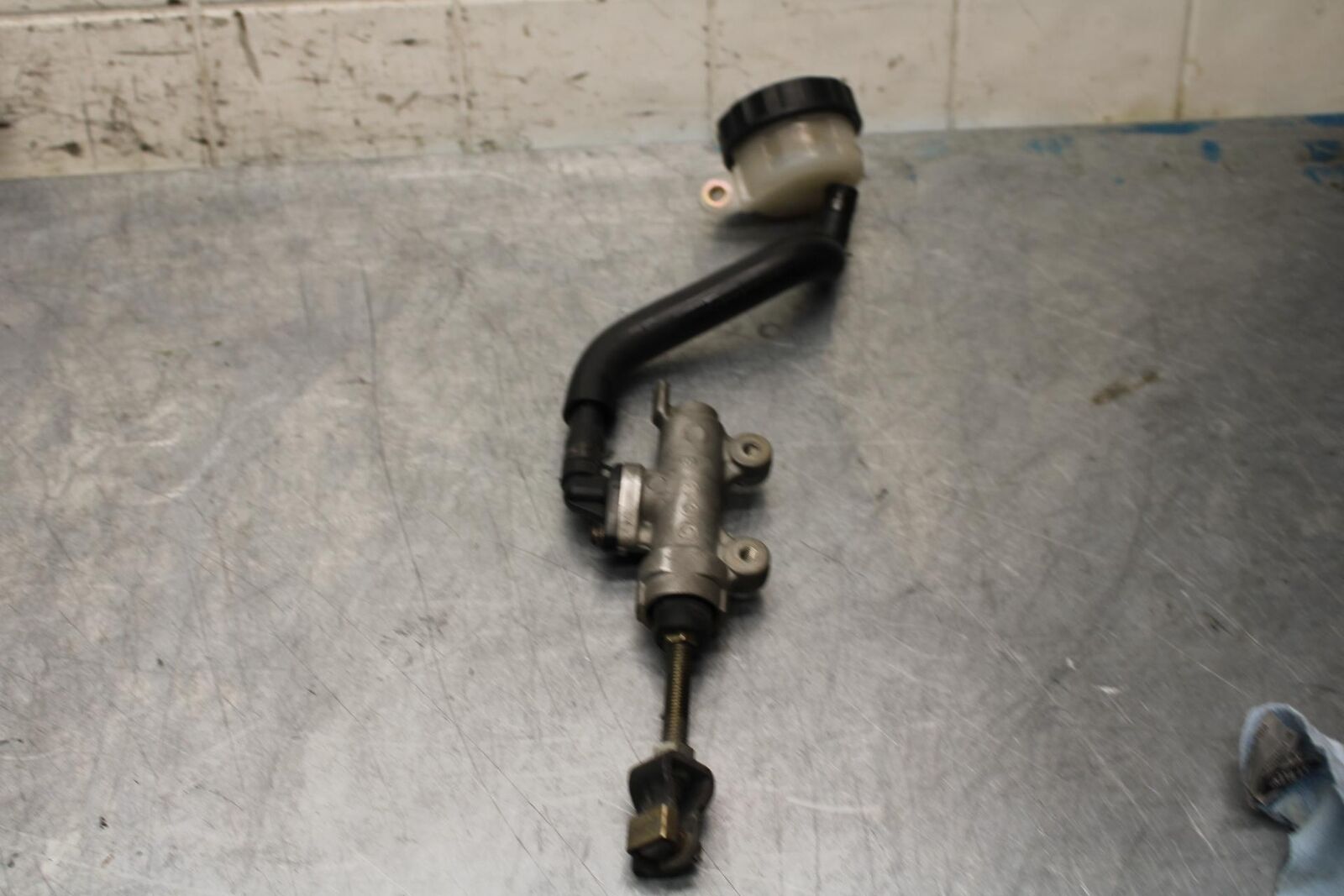 2000 Honda CBR600F4 REAR BACK BRAKE MASTER CYLINDER W RESERVOIR BB552