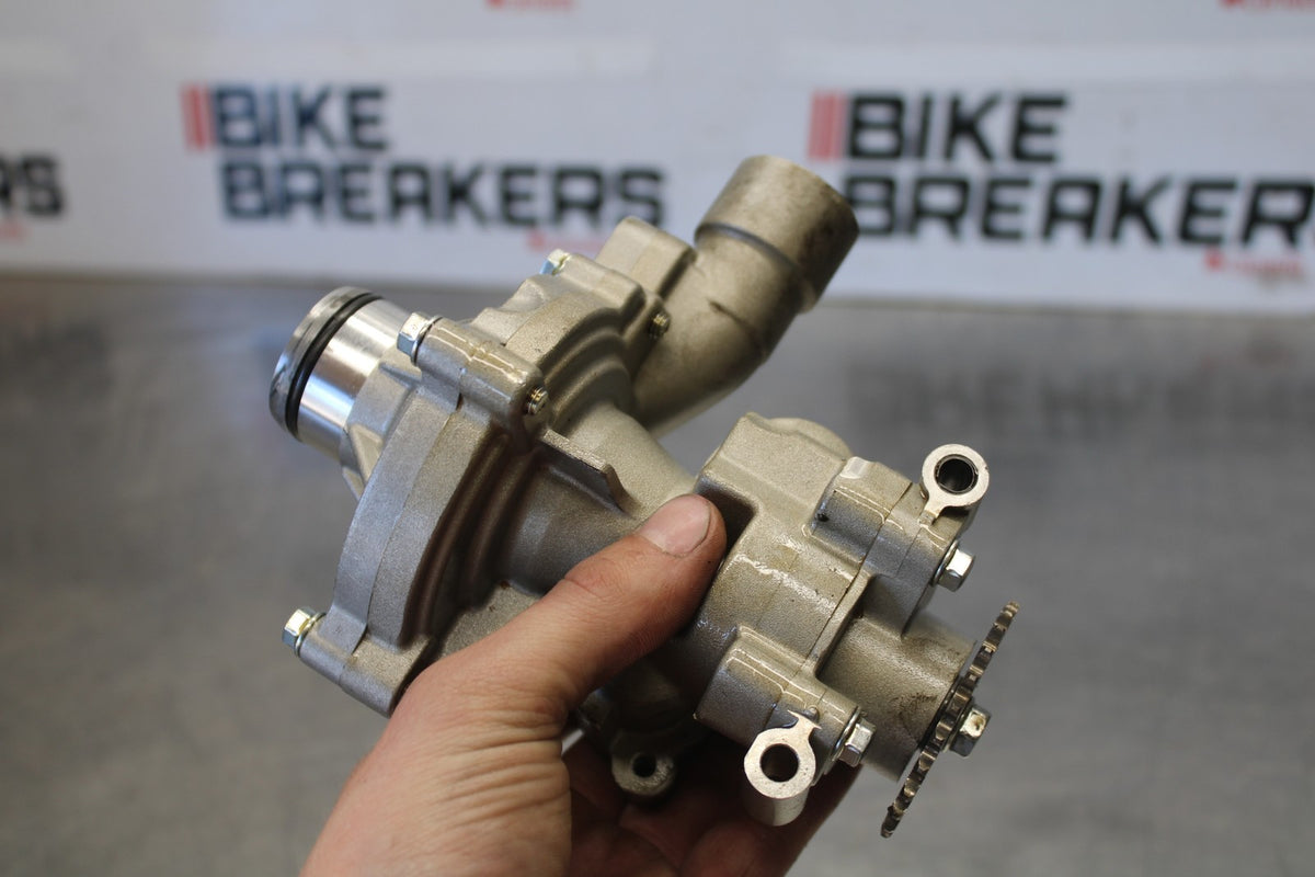 15 TRIUMPH TIGER 800 ENGINE MOTOR OIL PUMP BB873
