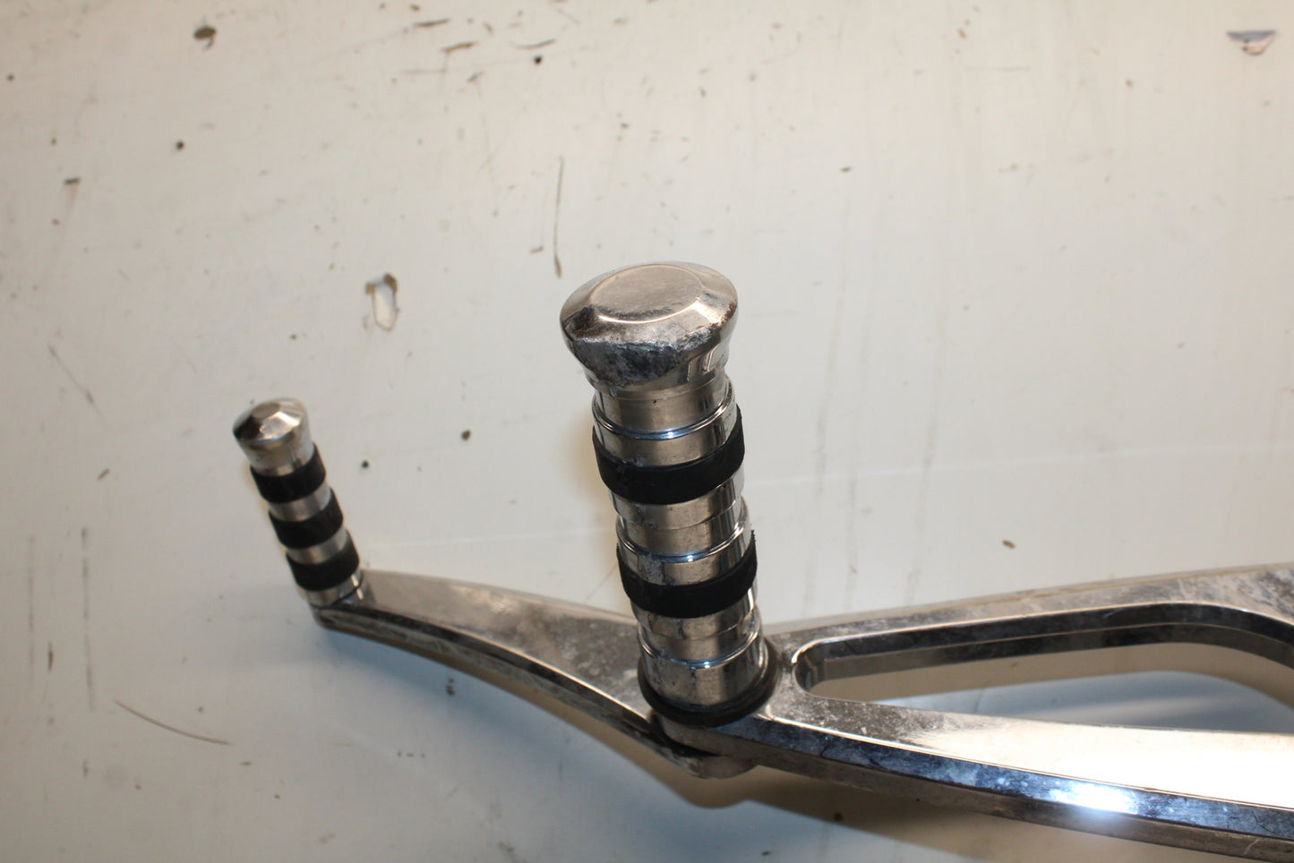 00 SUZUKI INTRUDER 1500 VL1500 LEFT FRONT FOOT REST PEG STEP BB761