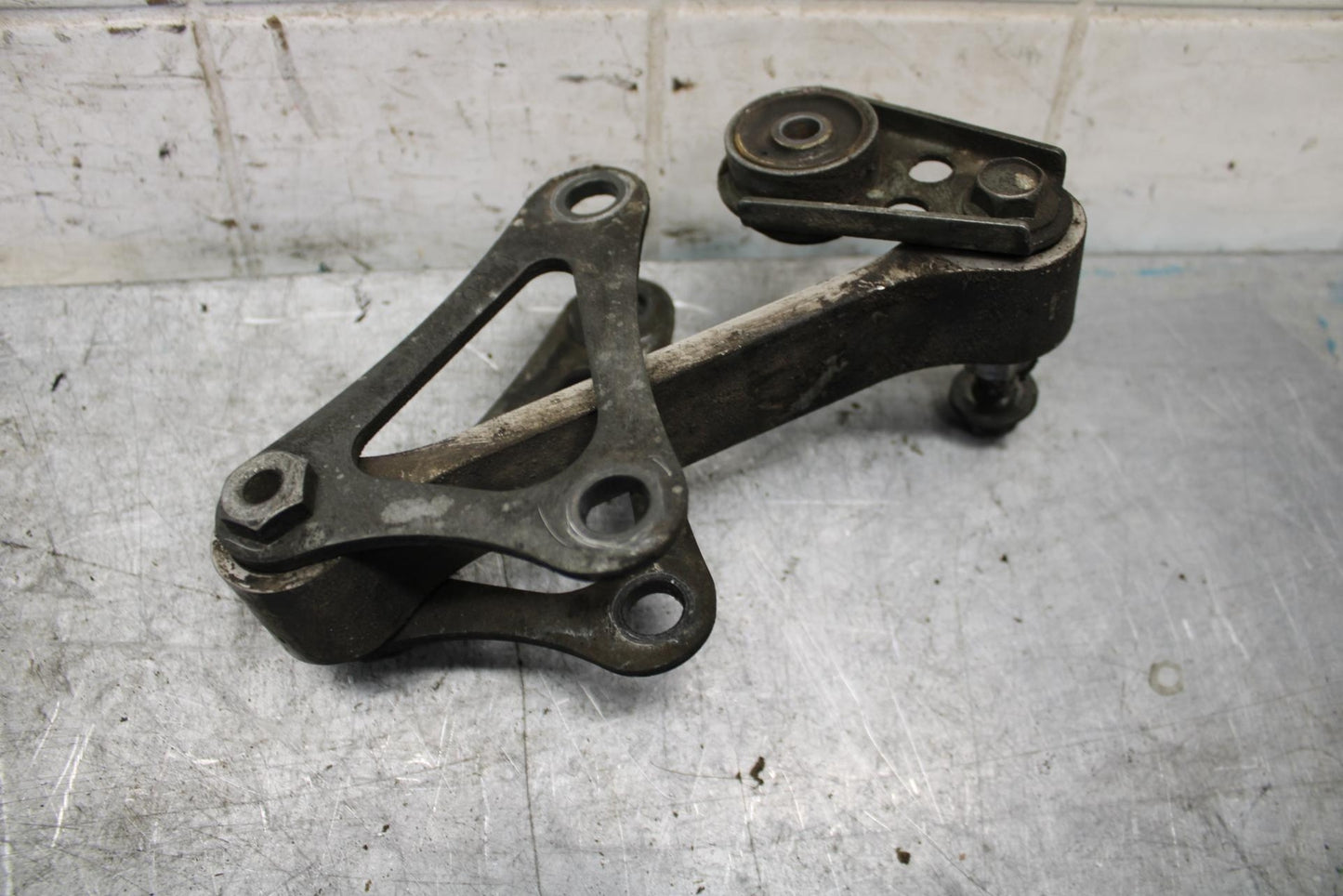 2002 Yamaha YZF R6 REAR DOGBONE SHOCK LINKAGE LINK 5EB-2217A-00-00 BB545