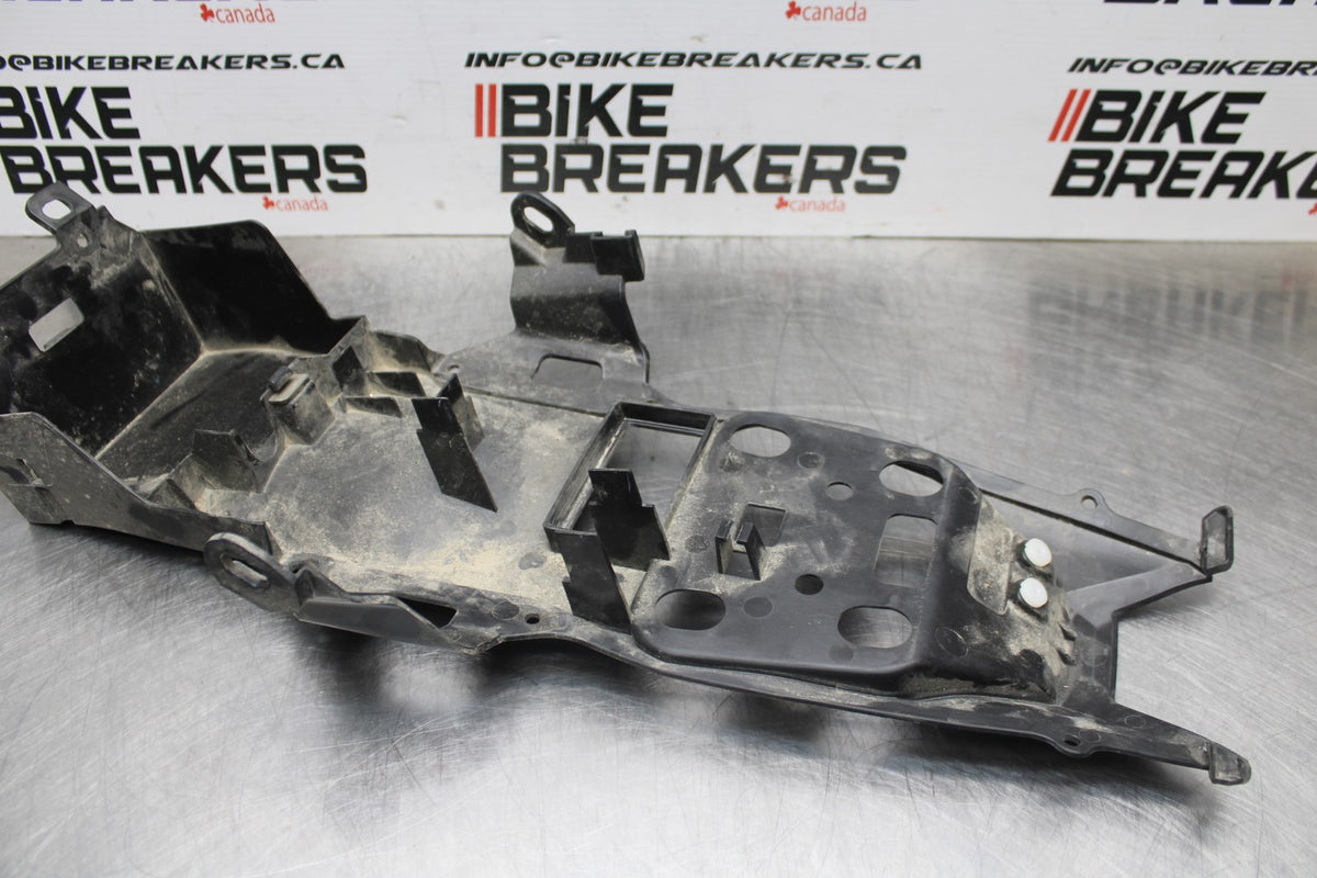 23 YAMAHA YZF R3 REAR BACK TAIL UNDERTAIL BATTERY TRAY PLASTIC BB806