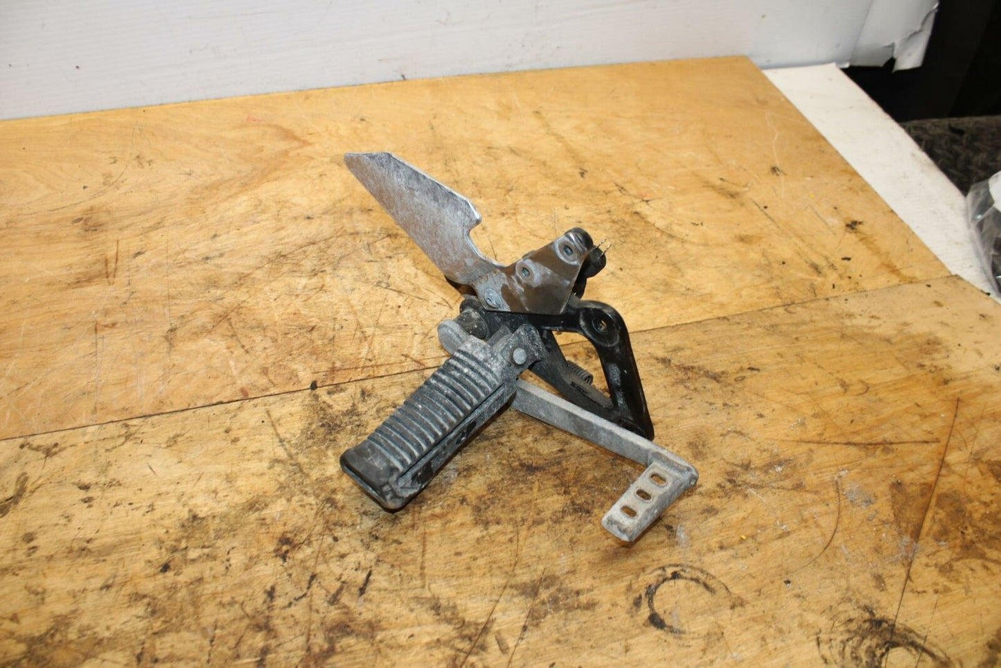 04-09 SUZUKI GS500F RIGHT REARSET REAR SET DRIVER FOOT PEG REST STOP BB335