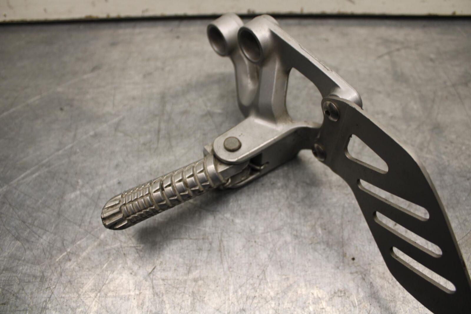 08-10 SUZUKI GSXR 600  LEFT REARSET REAR SET DRIVER FOOT PEG REST STOP BB92
