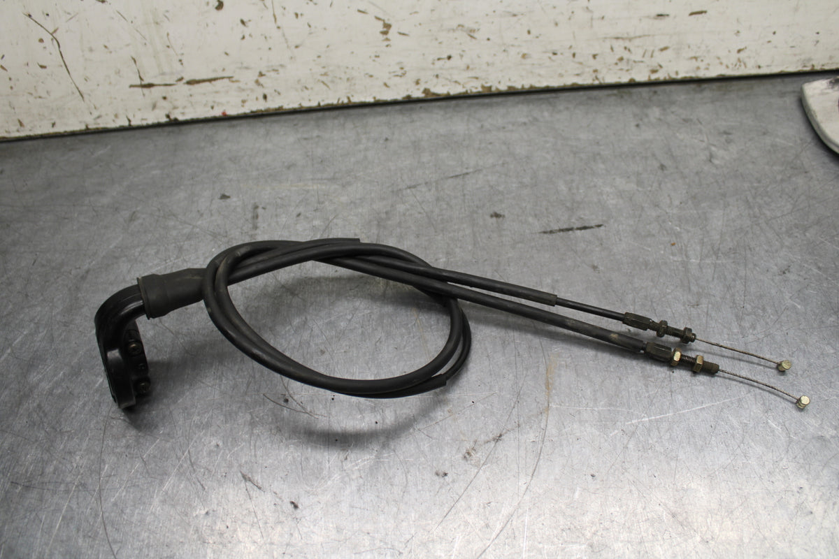 03-04 TRIUMPH DAYTONA 600 THROTTLE CABLE LINE HOUSING GUIDE BB745