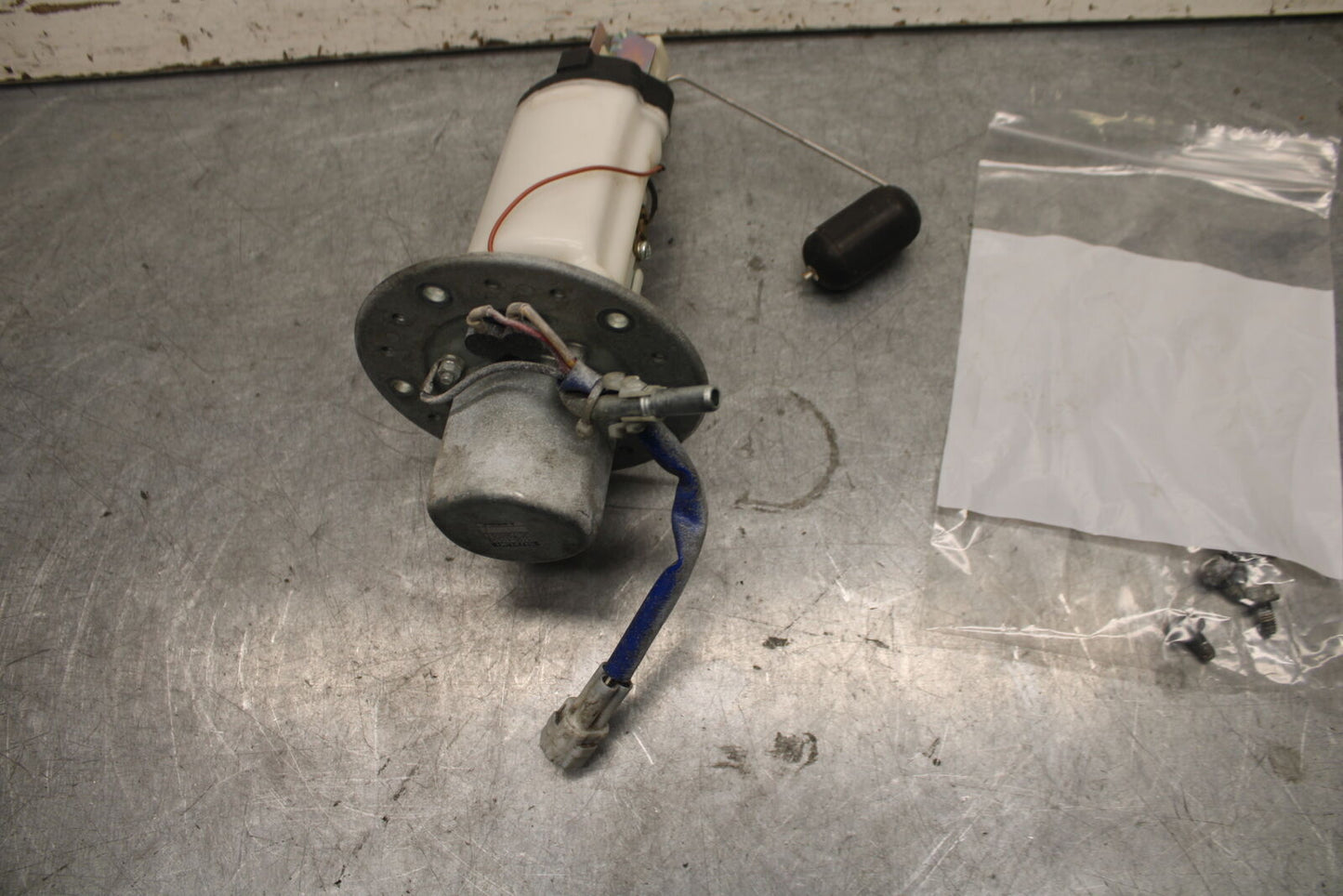 05-06 SUZUKI GSXR1000 FUEL PUMP GAS PETROL SENDER UNIT 15100-41G00 BB677