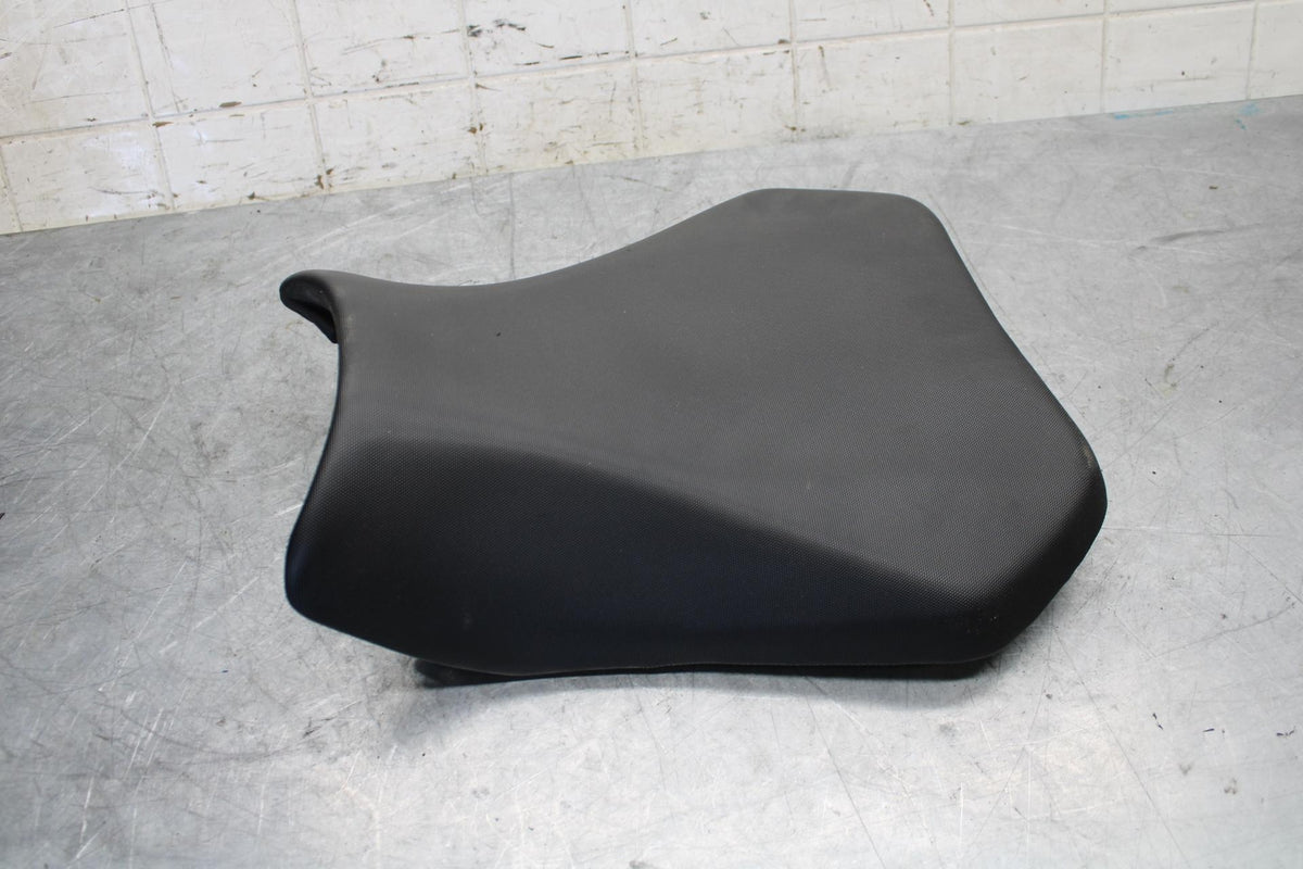 2017 Suzuki GSXR600 FRONT DRIVERS SEAT PAD SADDLE PILLION 45100-14J10-DW2 BB527