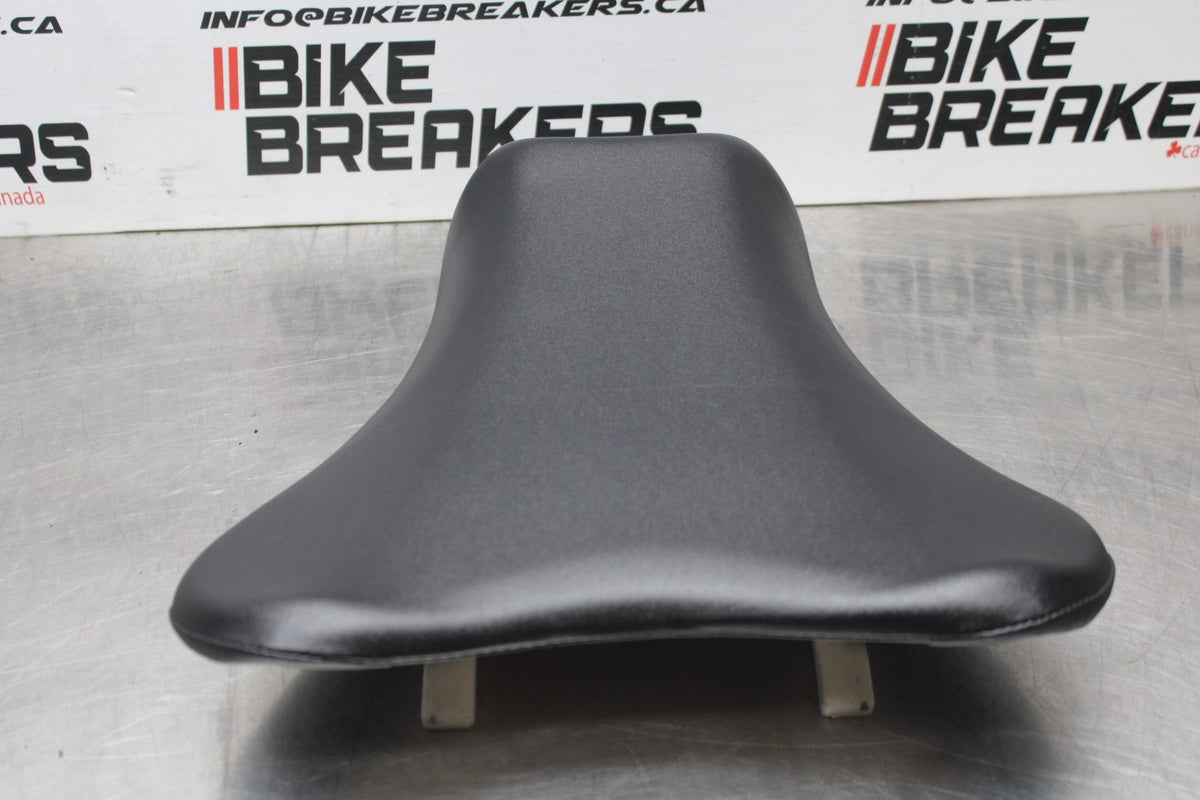 05-06 SUZUKI GSXR1000 FRONT DRIVERS SEAT PAD SADDLE PILLION BB857