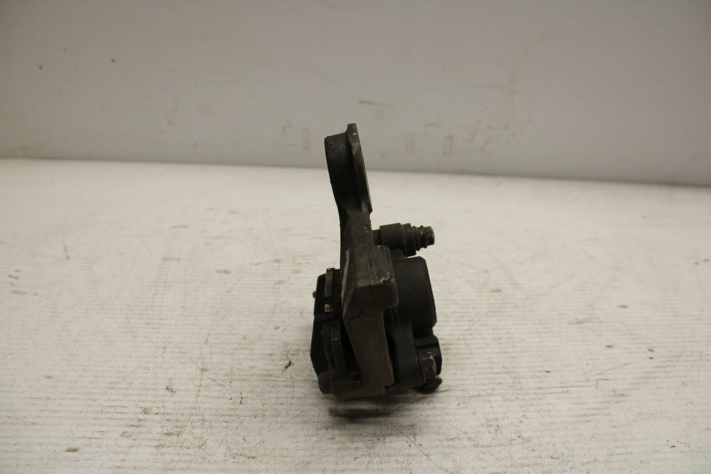 07 YAMAHA YZF R6 2c0 REAR BACK BRAKE CALIPER W MOUNT BRACKET BB297