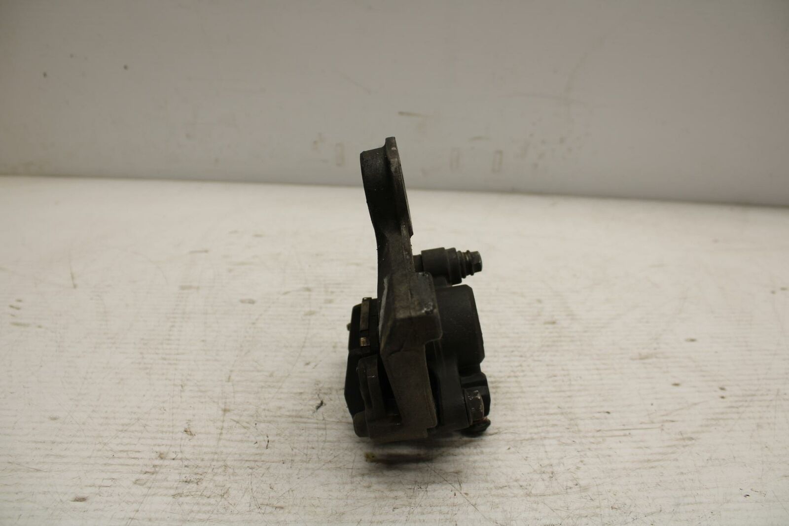07 YAMAHA YZF R6 2c0 REAR BACK BRAKE CALIPER W MOUNT BRACKET BB297