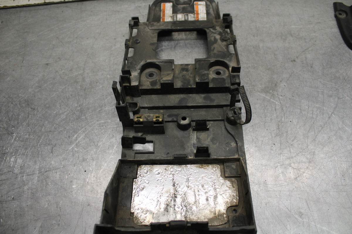 06 YAMAHA YZF R6 REAR BACK TAIL UNDERTAIL BATTERY TRAY PLASTIC BB716