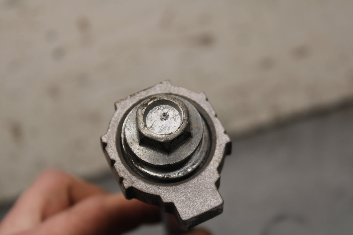 13-16 KTM 390 DUKE REAR AXLE BACK WHEEL RIM PIVOT BOLT AXEL BB748