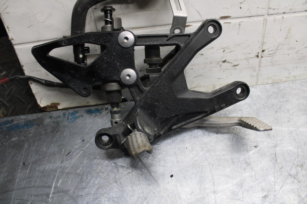 18 YAMAHA YZF R1  RIGHT REARSET REAR SET DRIVER FOOT PEG REST STOP BB473