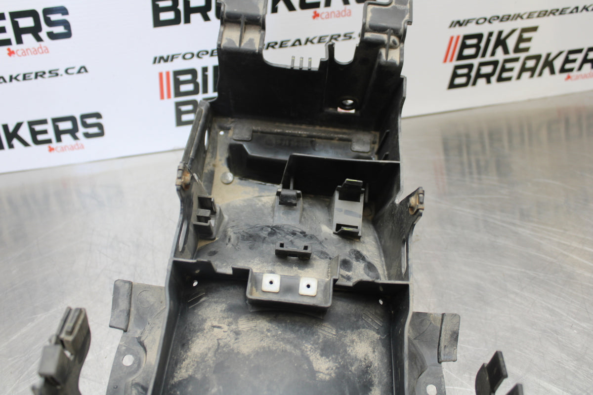09-15 YAMAHA FZ6R REAR BACK TAIL UNDERTAIL BATTERY TRAY PLASTIC BB161